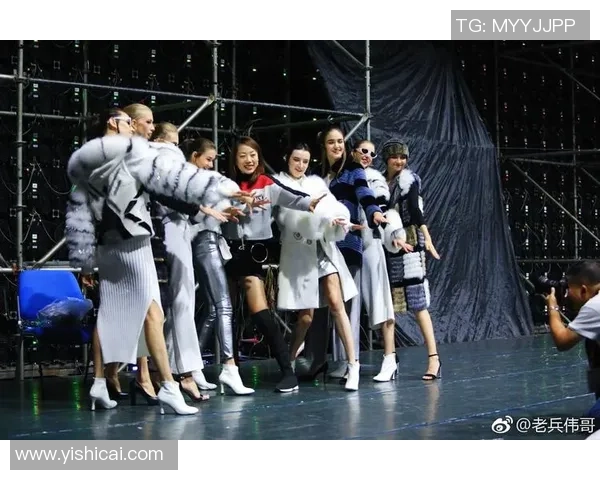 足球明星与模特的浪漫爱情故事揭示了光鲜背后的真实人生与挑战